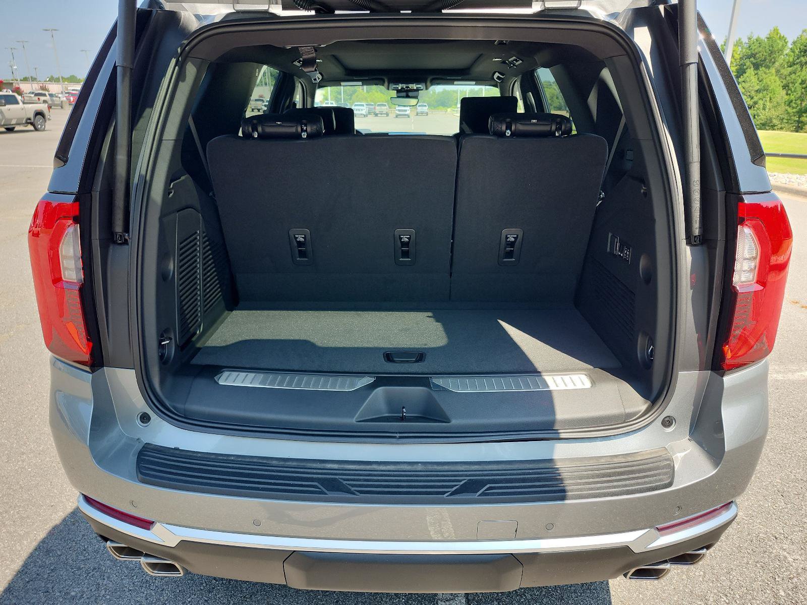 New 2026 GMC Yukon Denali w/ Denali Reserve Package AWD/4WD image 8