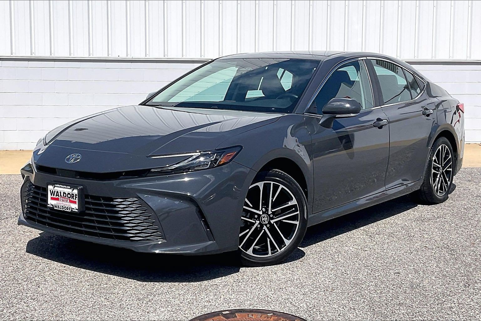 Used 2025 Toyota Camry XLE AWD/4WD image 2