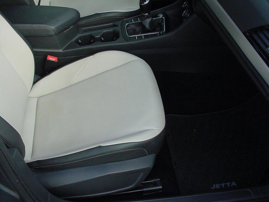 Used 2020 Volkswagen Jetta R-Line w/ R-Line Cold Weather Package image 30