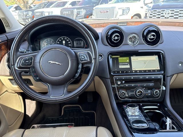 Used 2018 Jaguar XJ R-Sport RWD image 15