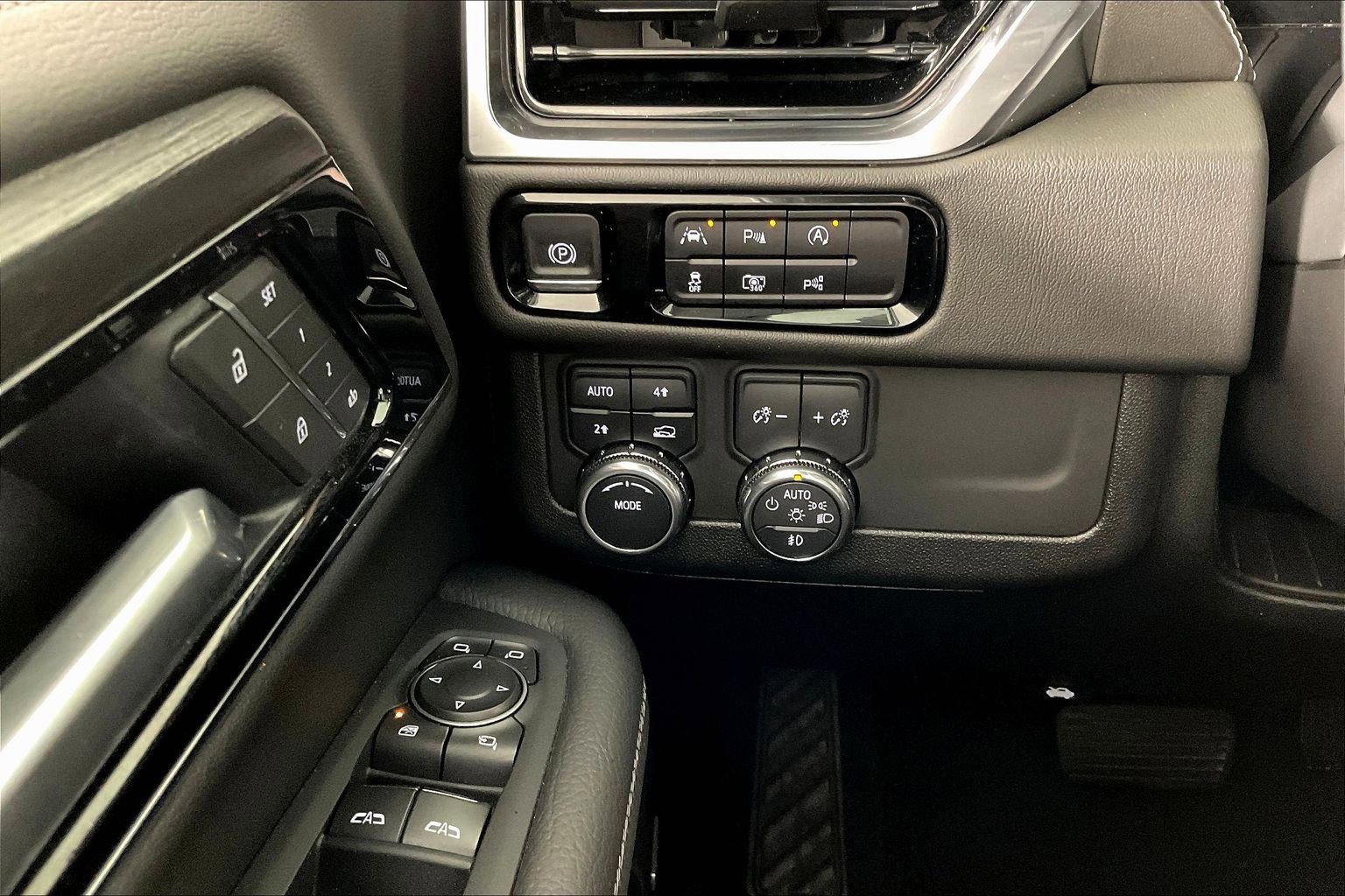 Used 2025 GMC Yukon XL Denali image 15