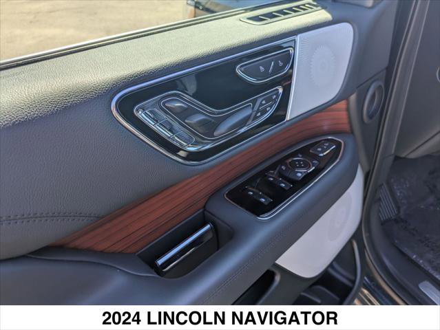 Used 2024 Lincoln Navigator Reserve image 11