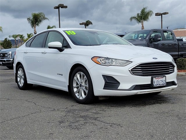 Used 2019 Ford Fusion SE image 2