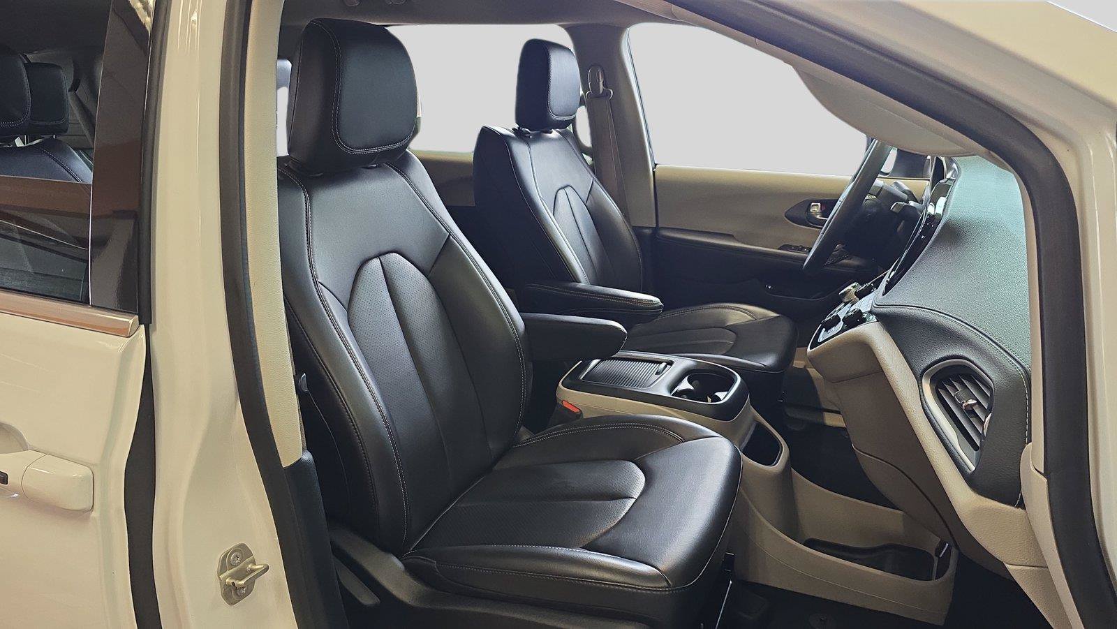 Used 2023 Chrysler Pacifica Touring-L FWD image 14