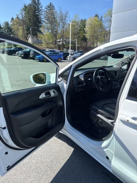 Used 2021 Chrysler Pacifica Touring-L w/ Premium & Safety Sphere Group image 14