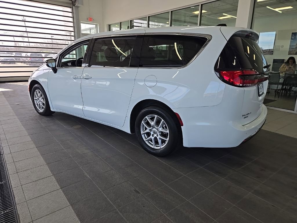 Used 2024 Chrysler Pacifica Touring-L image 9
