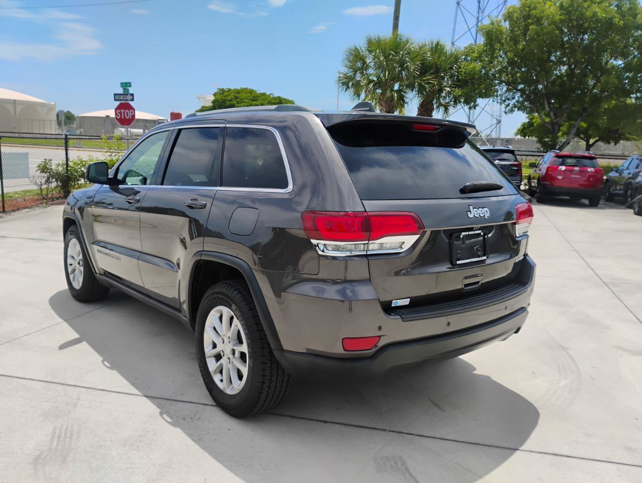 Used 2021 Jeep Grand Cherokee Laredo RWD image 4