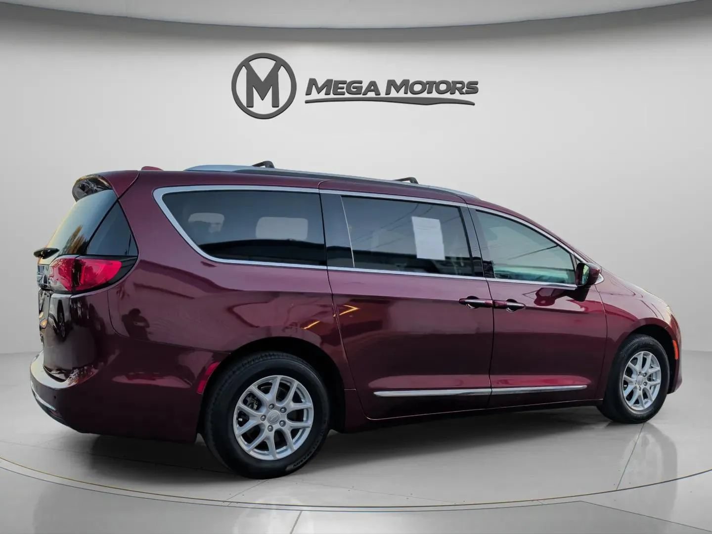 Used 2020 Chrysler Pacifica Touring-L FWD image 8