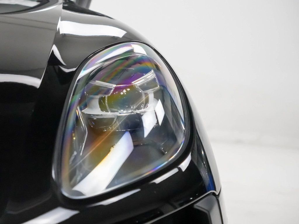 Certified 2021 Porsche Macan image 6