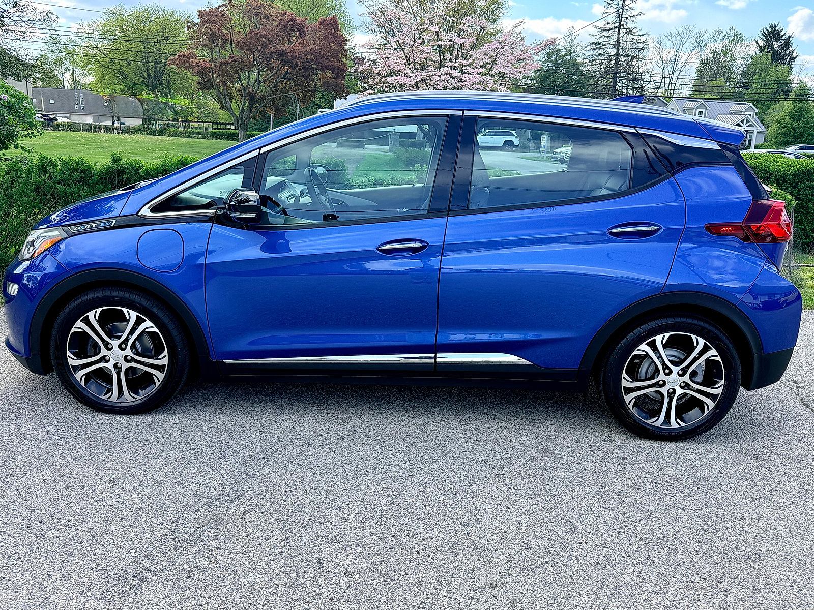 Used 2017 Chevrolet Bolt Premier w/ Driver Confidence II Package FWD image 3