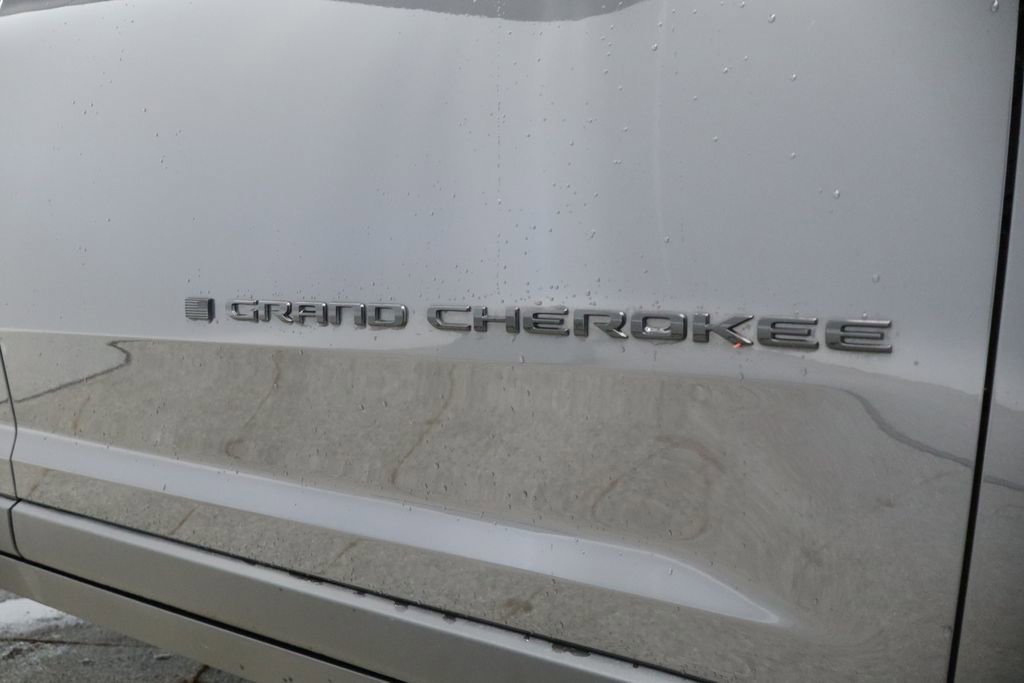 Used 2024 Jeep Grand Cherokee Limited w/ Black Appearance Package AWD/4WD image 16