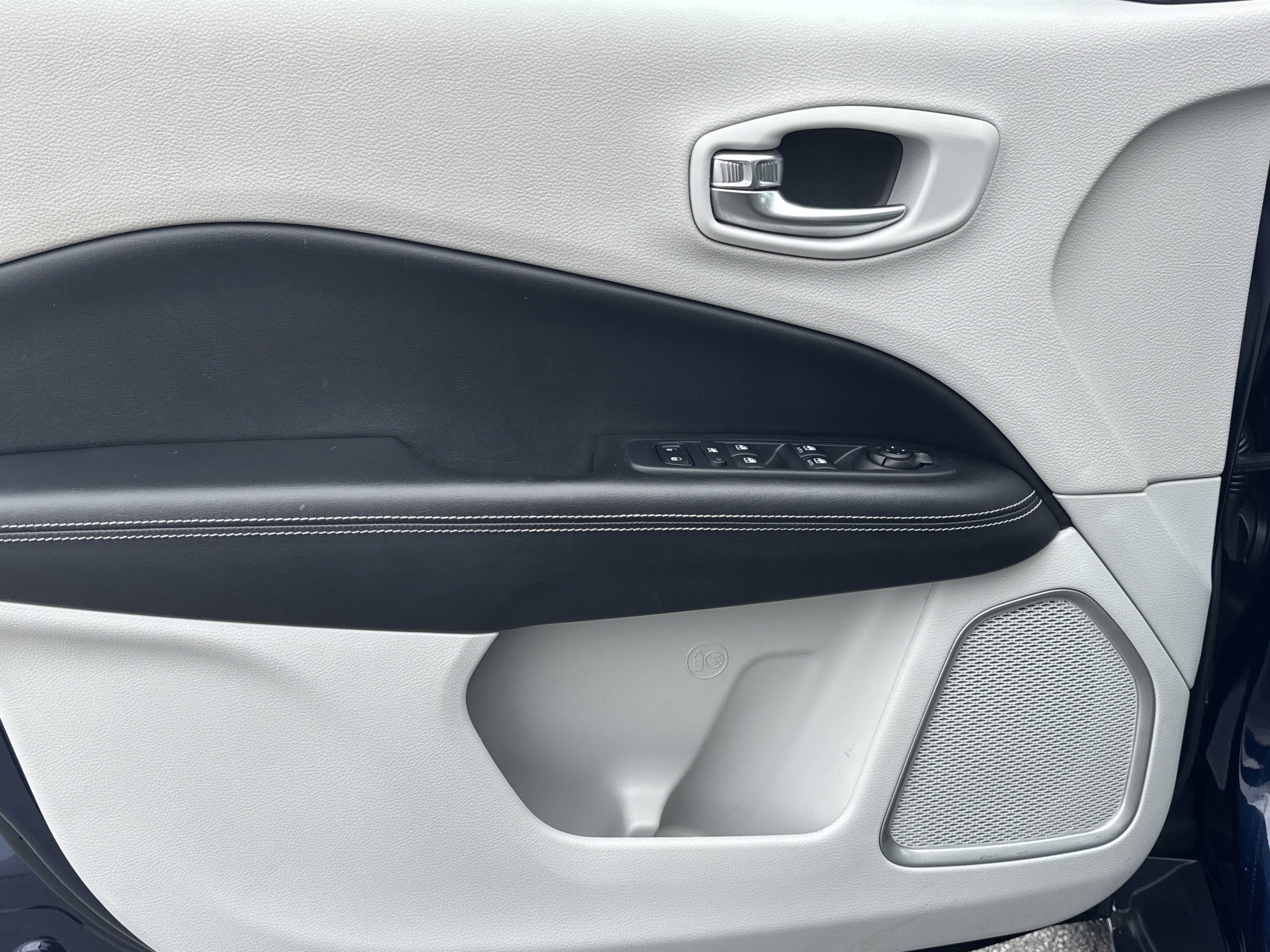 Used 2021 Jeep Compass Latitude image 12