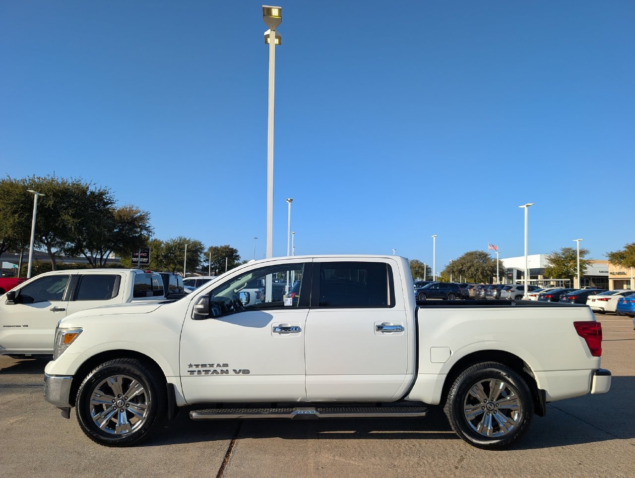 Used 2018 Nissan Titan SV w/ SV Convenience Package RWD image 3