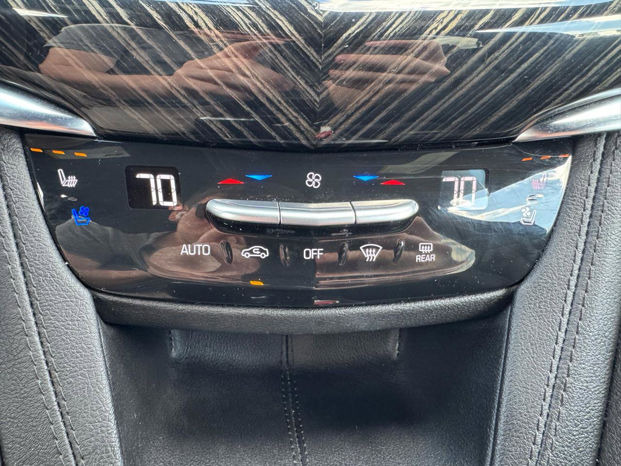 Used 2025 Cadillac XT6 Premium Luxury image 29