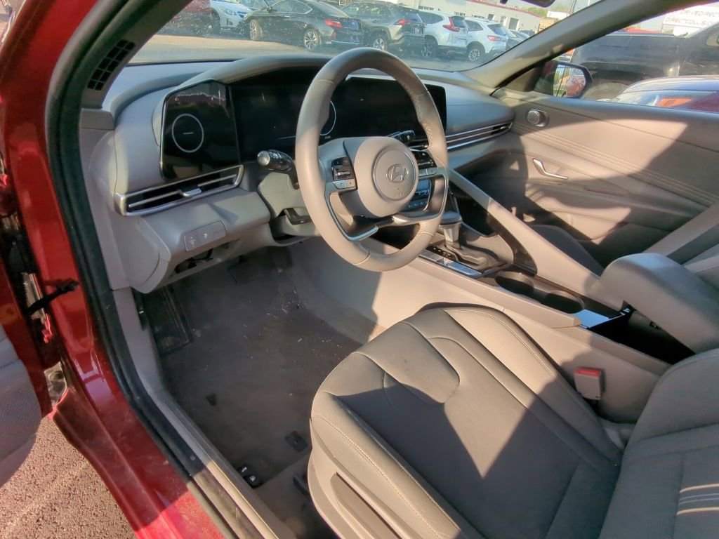 Used 2025 Hyundai Elantra SEL FWD image 7
