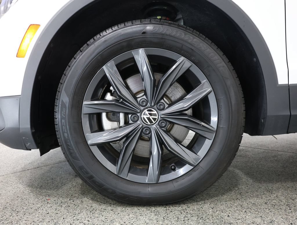 Used 2024 Volkswagen Tiguan SE w/ Panoramic Sunroof Package AWD/4WD image 5