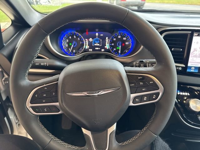 Used 2025 Chrysler Pacifica Select image 16