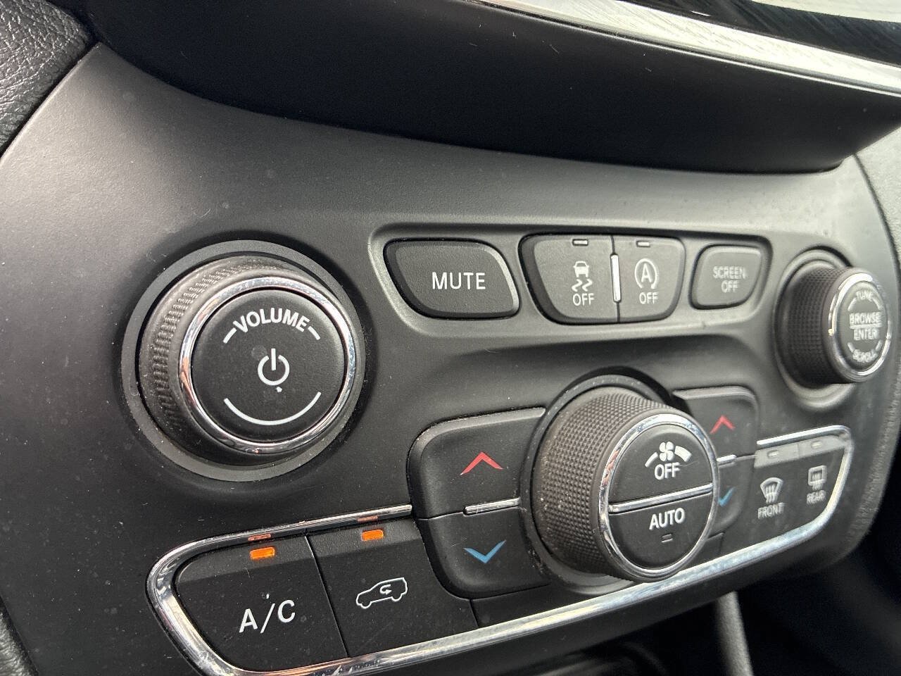Used 2019 Jeep Cherokee Limited w/ Luxury Group FWD image 22