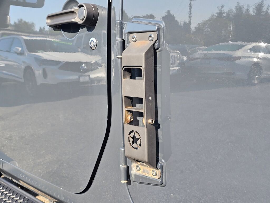 Used 2018 Jeep Wrangler Unlimited Sahara w/ Connectivity Group image 8