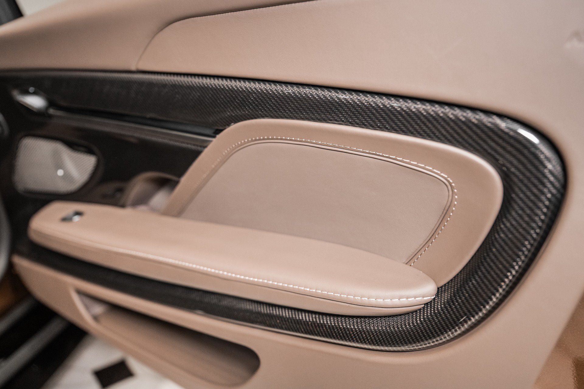 New 2026 Aston Martin Vanquish Convertible RWD image 39