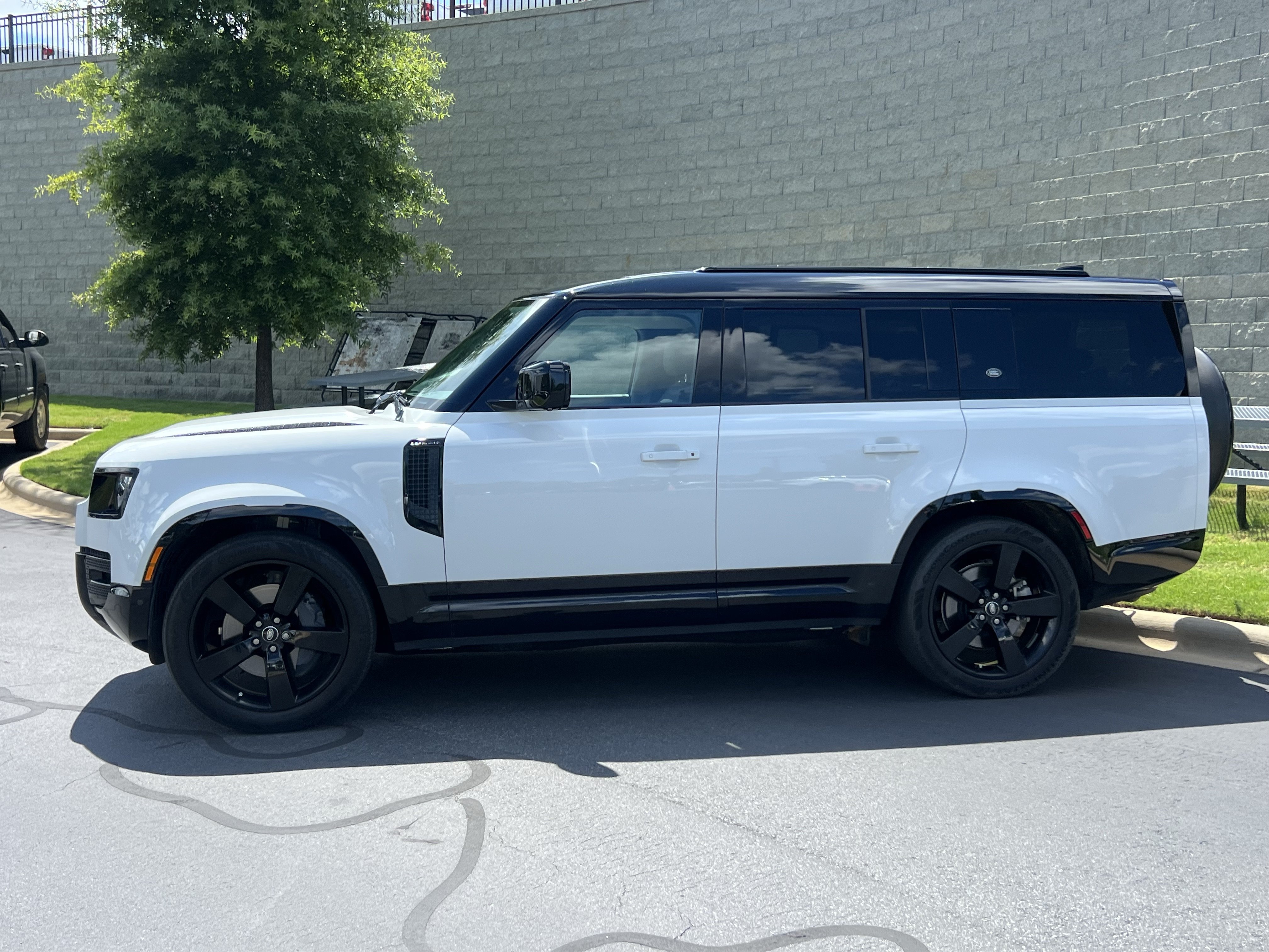 Certified 2024 Land Rover Defender 130 X-Dynamic SE AWD/4WD image 4