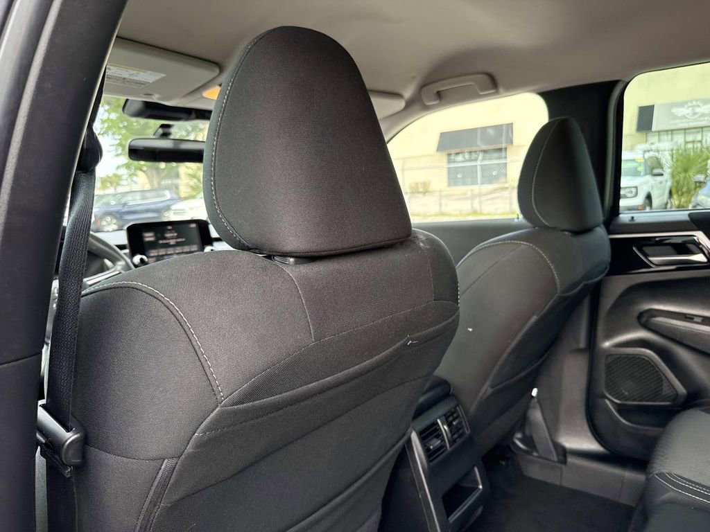 Used 2023 Mitsubishi Outlander ES FWD image 12