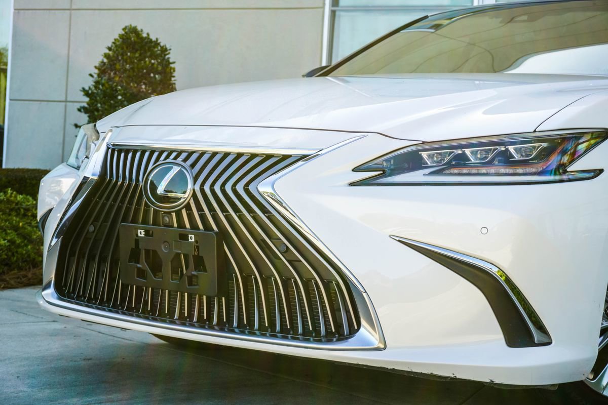 Used 2021 Lexus ES 350 Ultra Luxury w/ Accessory Package image 2