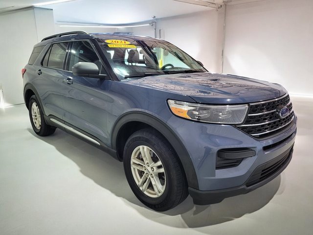 Used 2021 Ford Explorer XLT image 2