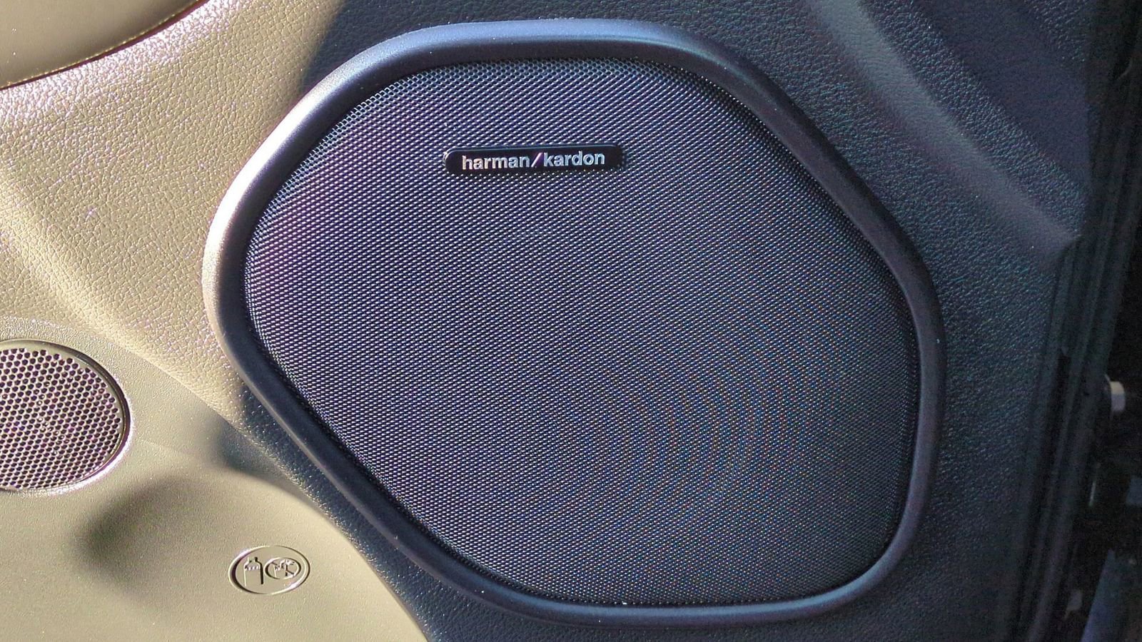 Used 2023 Dodge Durango R/T w/ Hemi Orange Plus Package image 39