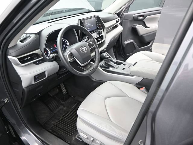 Used 2022 Toyota Highlander XLE image 6