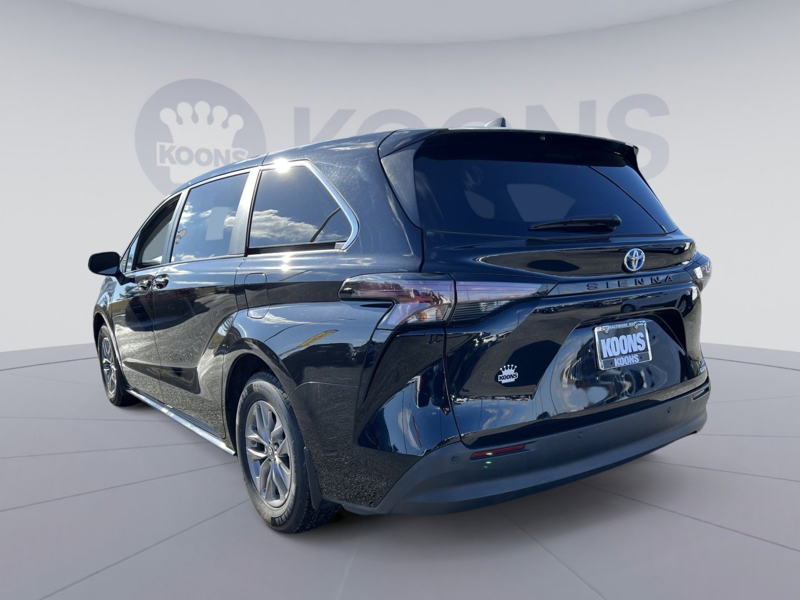 Used 2023 Toyota Sienna XLE image 4