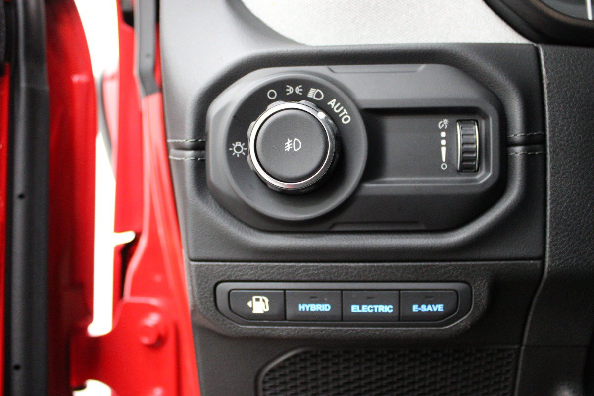 Used 2025 Jeep Wrangler Unlimited Sahara AWD/4WD image 15