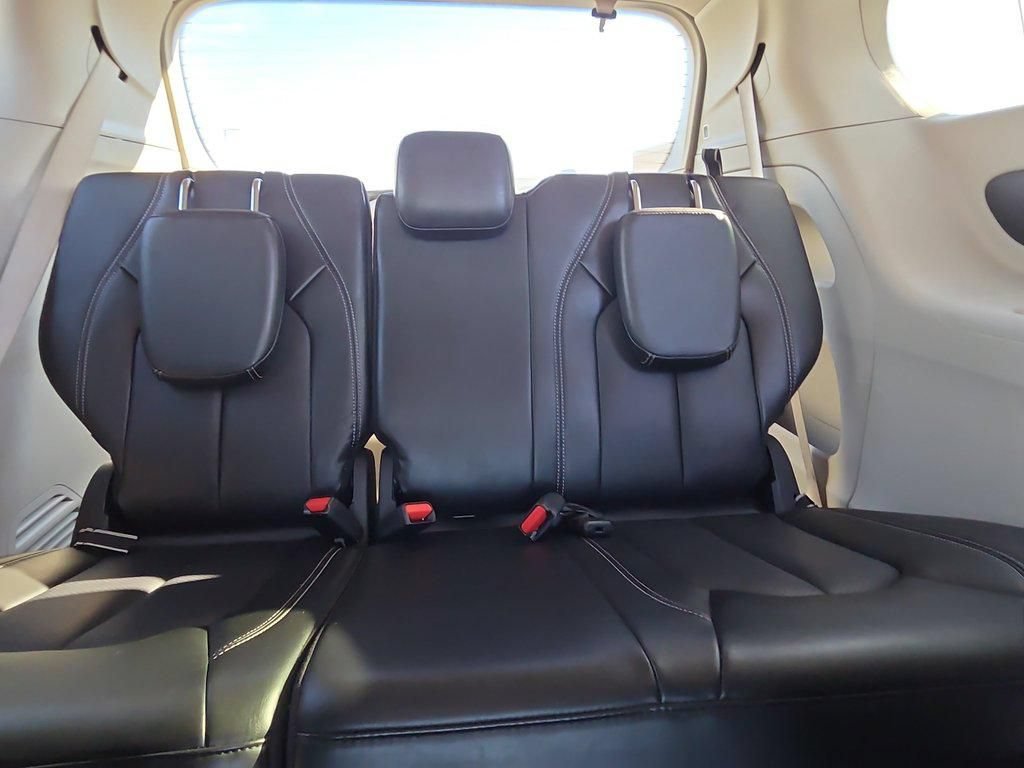 Used 2024 Chrysler Pacifica Touring-L FWD image 11