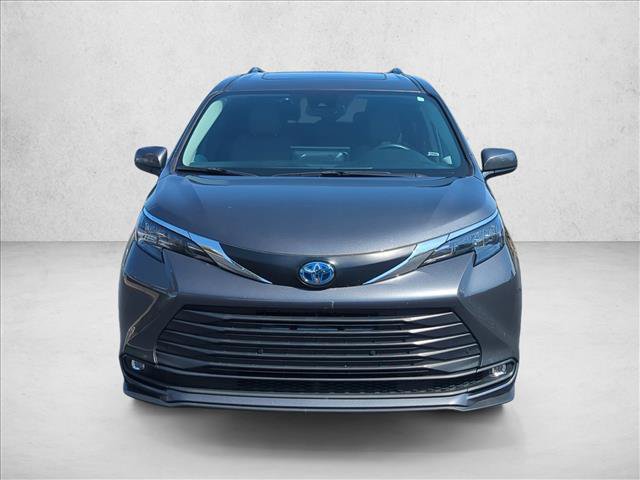 Certified 2025 Toyota Sienna XLE FWD image 2