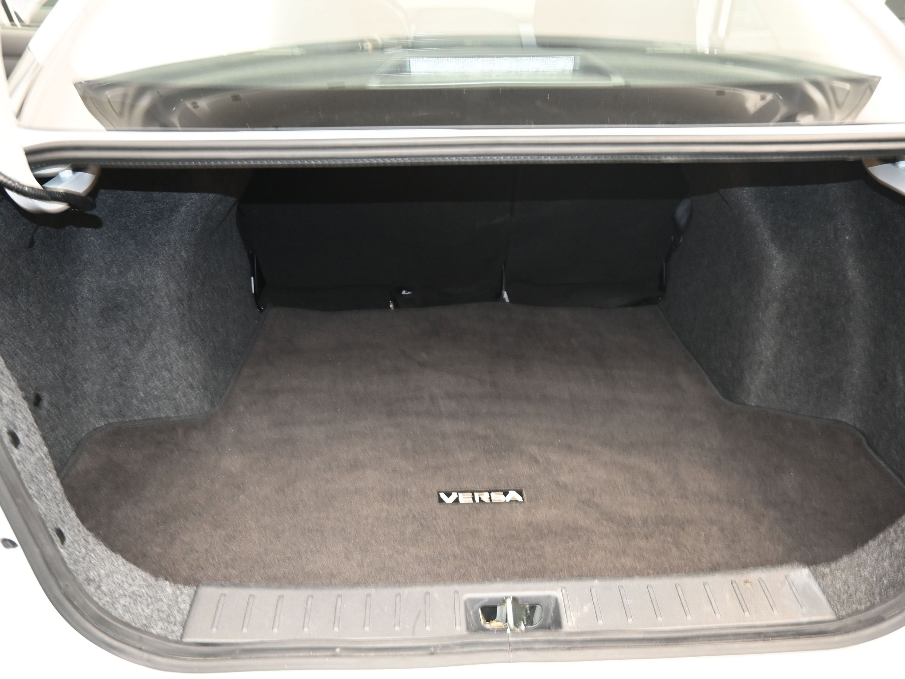 Used 2025 Nissan Versa SV image 26