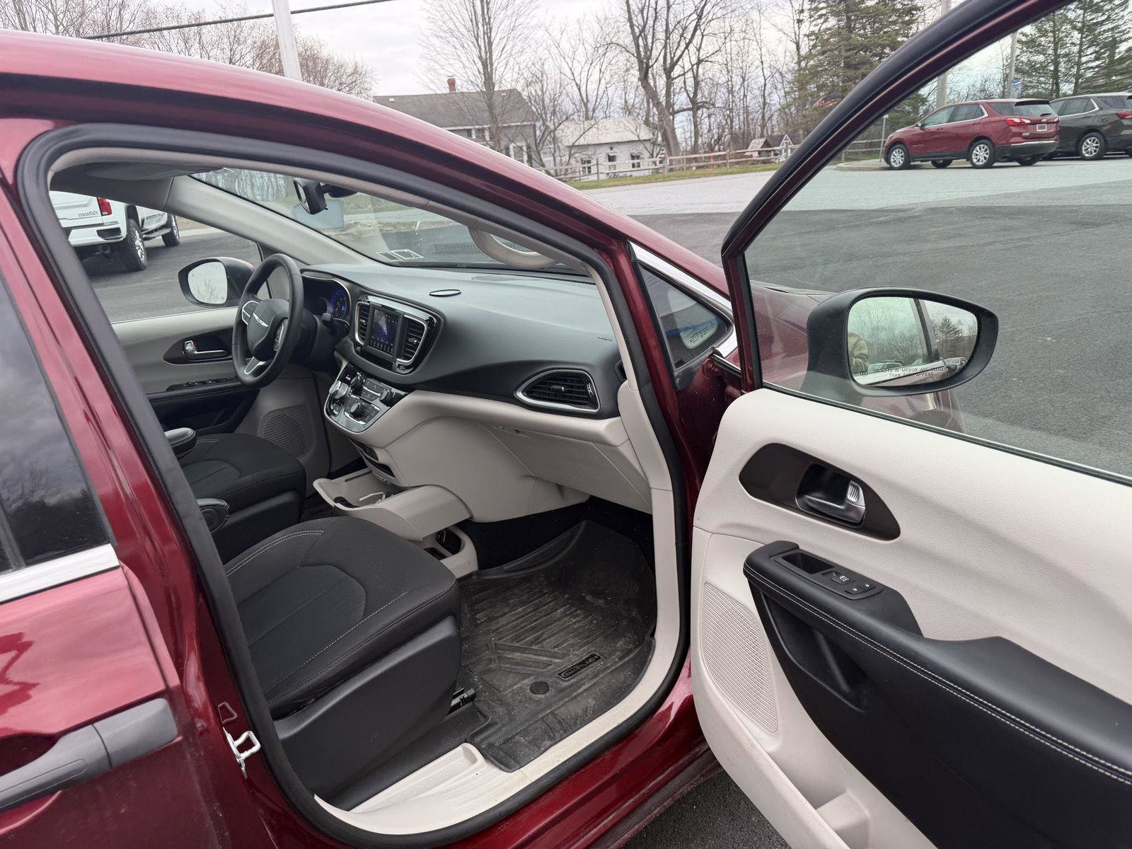Used 2021 Chrysler Voyager L FWD image 15