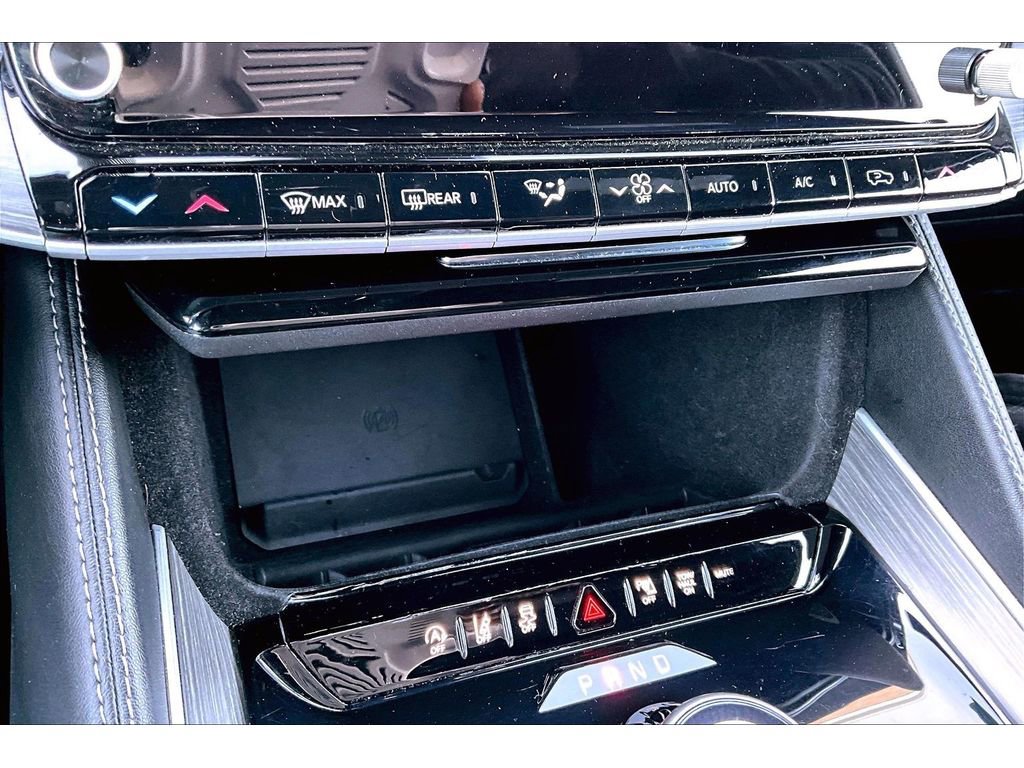 Certified 2024 Jeep Wagoneer L Series II w/ Flexible Seating Group image 30