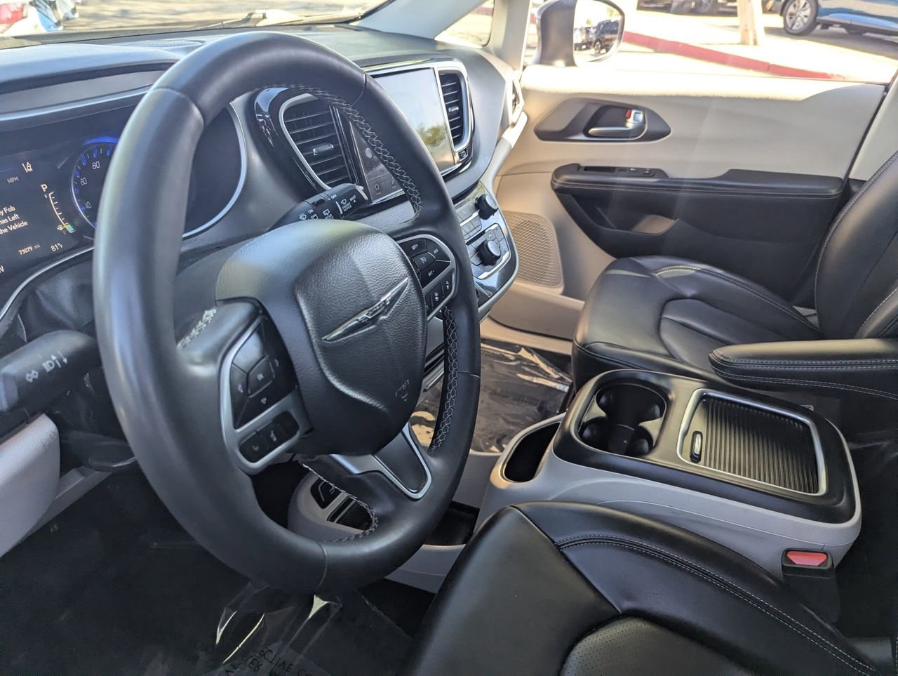 Used 2023 Chrysler Pacifica Touring-L FWD image 13