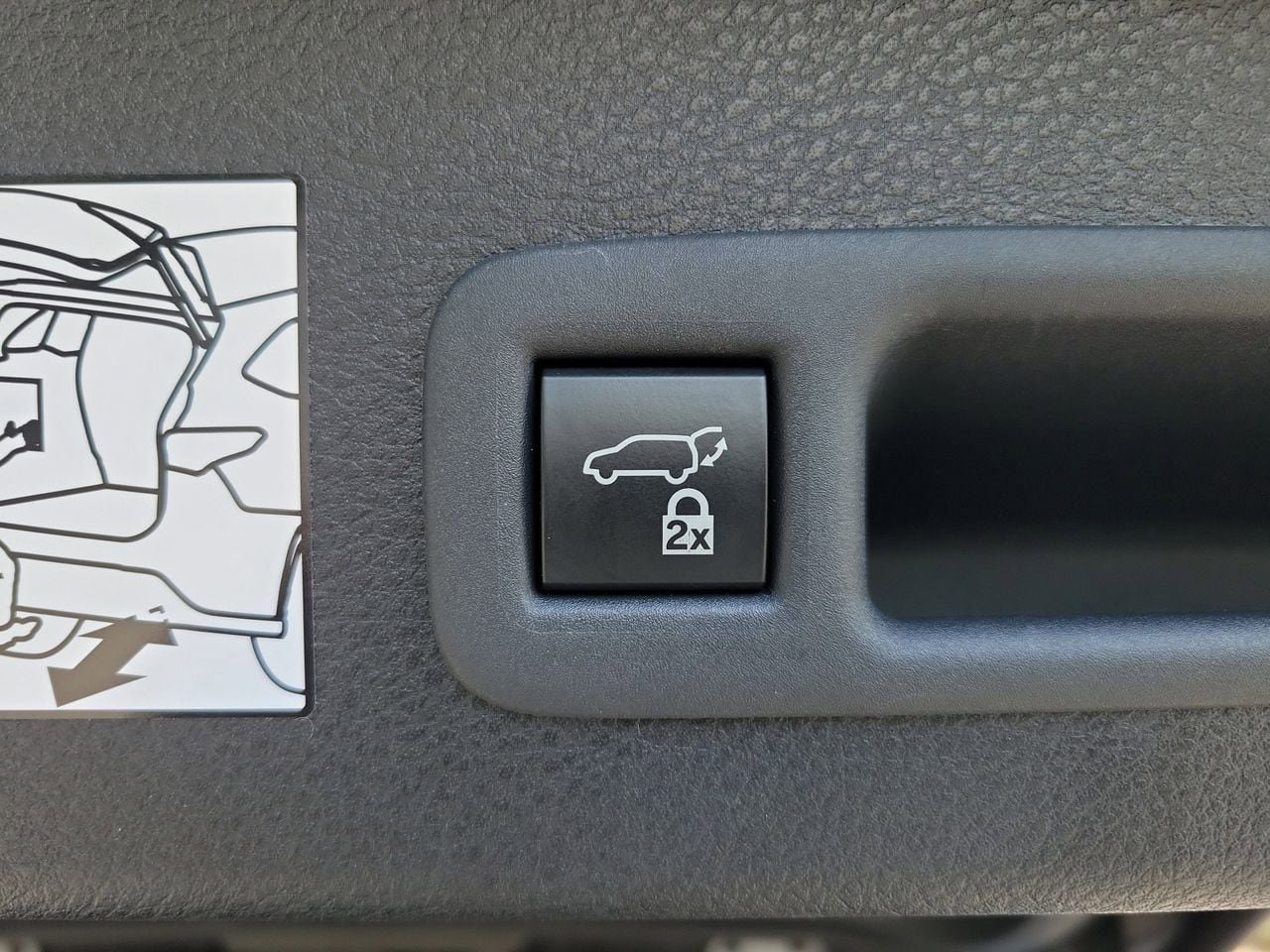 Used 2023 Toyota Sienna XSE FWD image 9