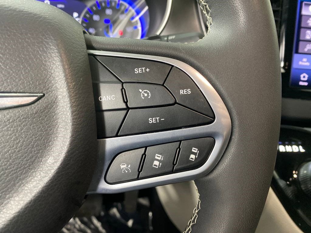 Used 2023 Chrysler Pacifica Touring-L image 15