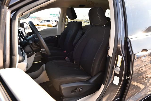 Used 2023 Chrysler Voyager LX image 18