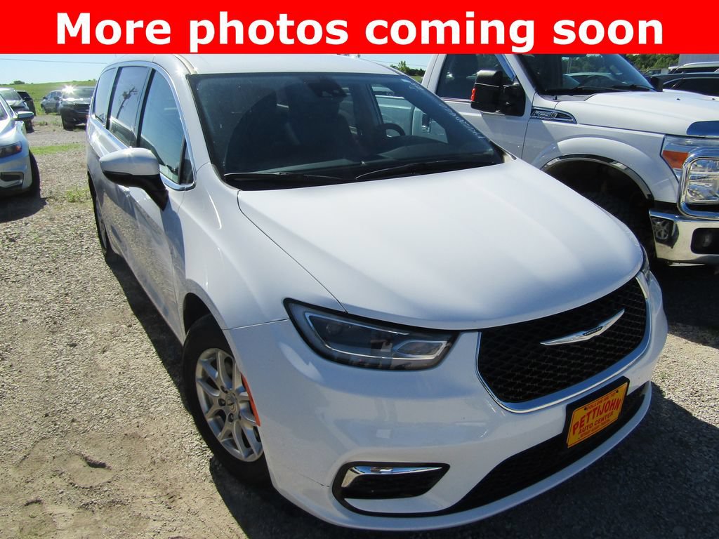 Used 2023 Chrysler Pacifica Touring-L FWD image 7