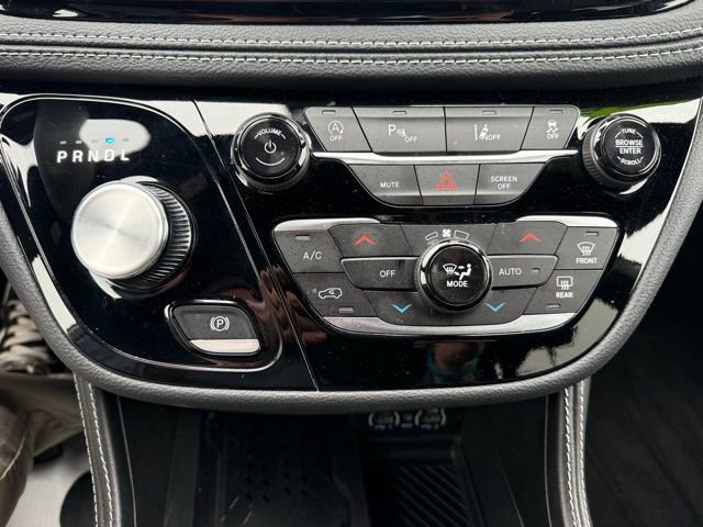 Used 2025 Chrysler Pacifica Limited image 31