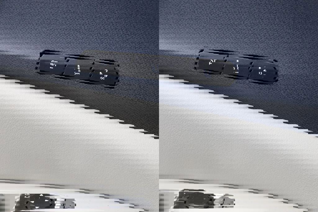 Used 2025 Kia Carnival EX image 28