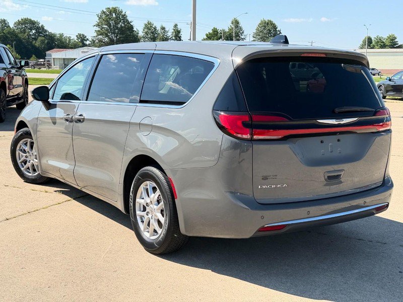 Used 2023 Chrysler Pacifica Touring-L FWD image 5