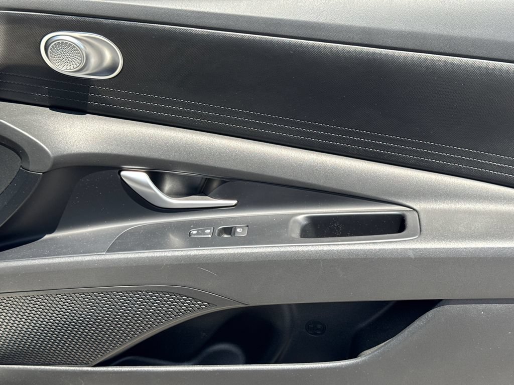 Certified 2025 Hyundai Elantra Hybrid FWD image 16