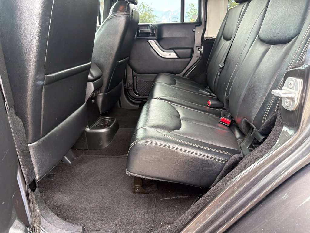 Used 2016 Jeep Wrangler Unlimited Sahara w/ Connectivity Group AWD/4WD image 19