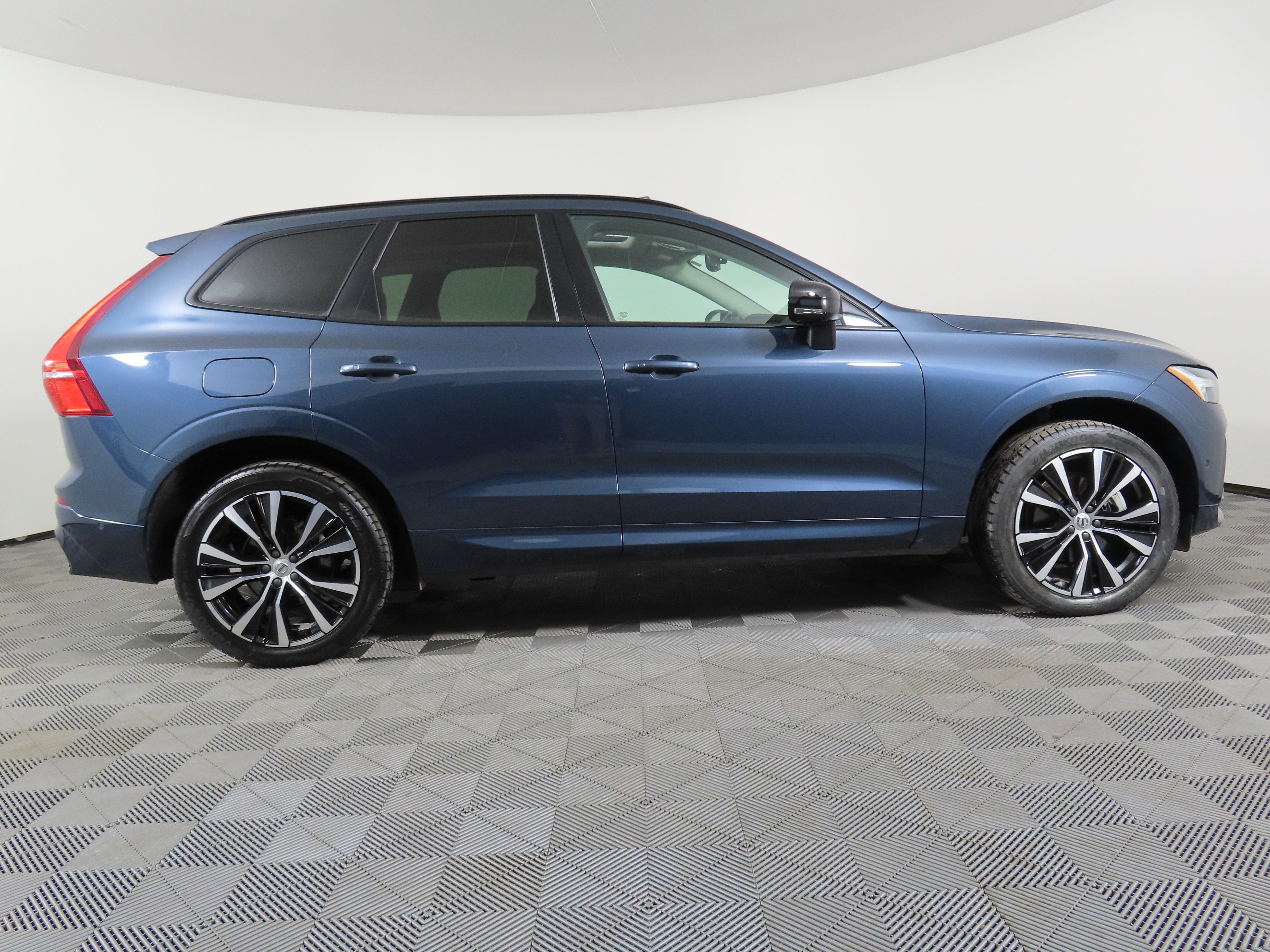 Used 2024 Volvo XC60 B5 Plus image 40