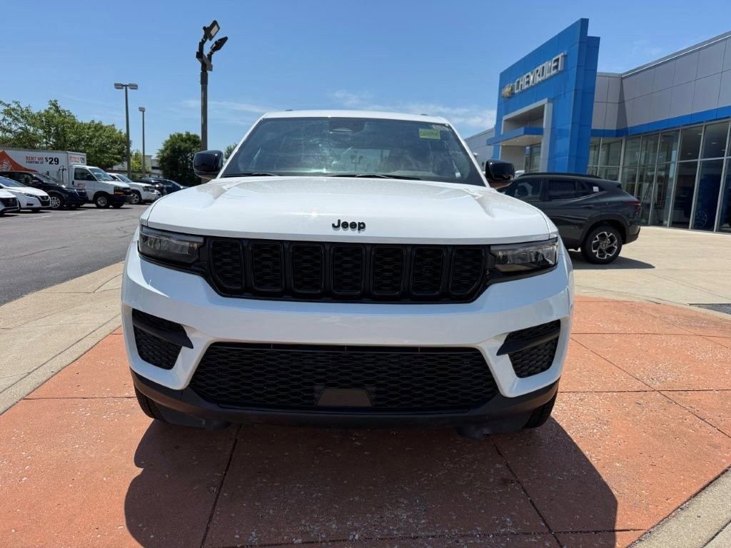 Used 2023 Jeep Grand Cherokee Altitude AWD/4WD image 2