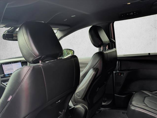 Used 2025 Chrysler Pacifica Select FWD image 18
